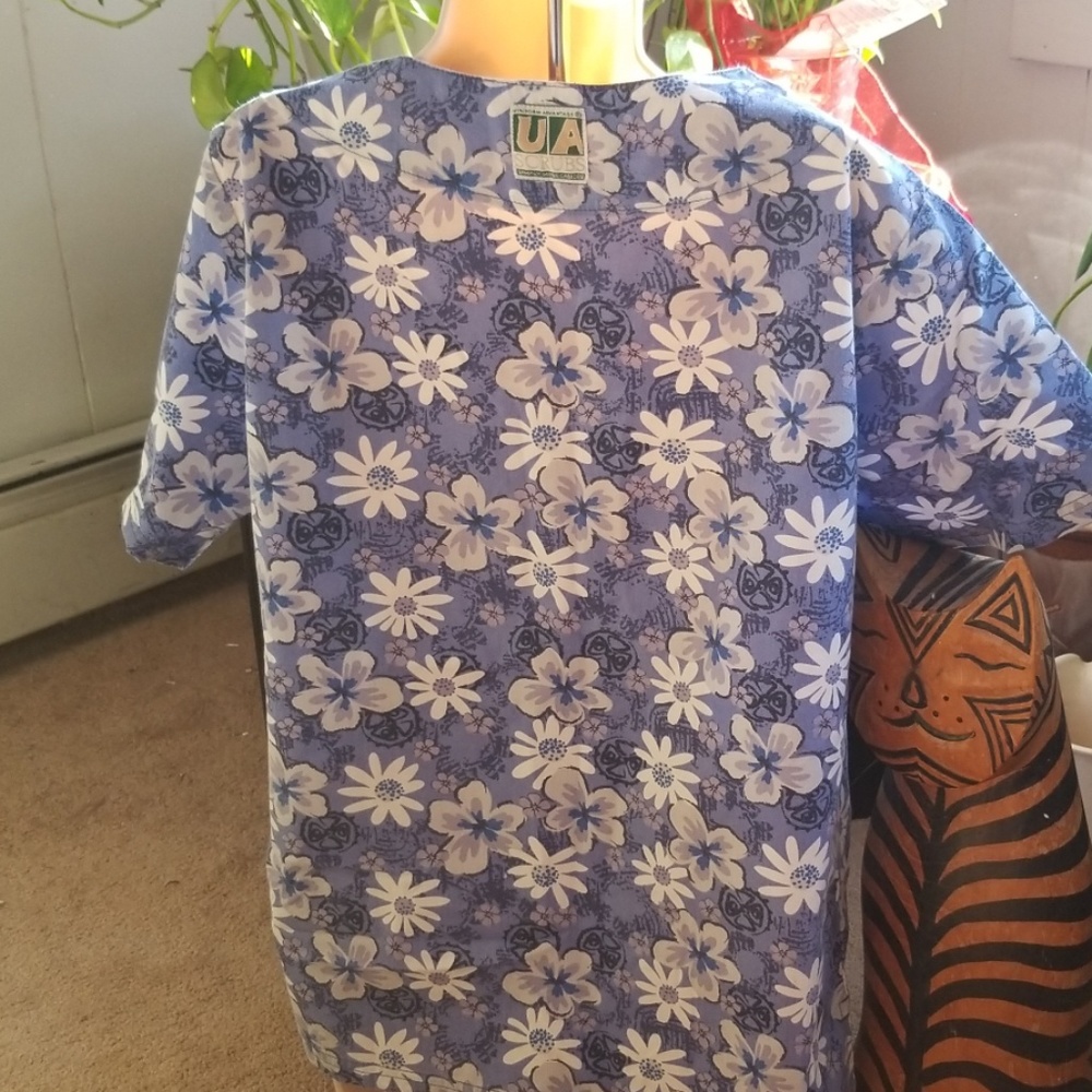Scrub Top - Picture 2 of 3